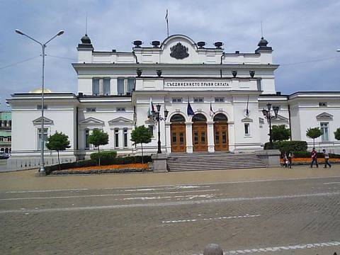 Цецка Цачева купува рутери за 252 000 лв.