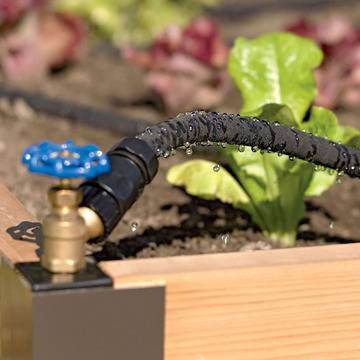 Изберете сълзящ маркуч за напояване на растенията, защото е икономичен, гъвкав и предпазва растенията.
