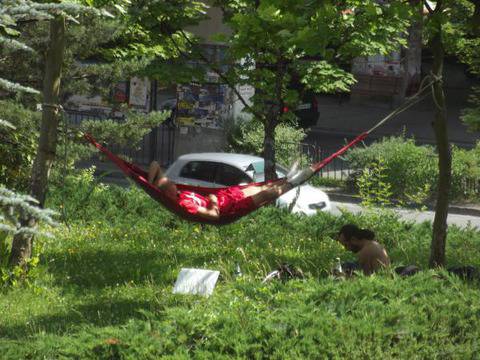 Младежи опънаха хамак на пъпа на Смолян