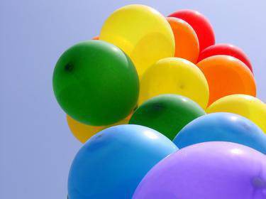 Мъж полетя в небето с балони с хелий