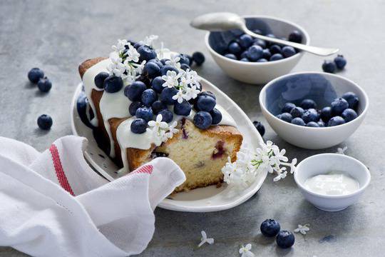 Кекс с боровинки и цедено кисело мляко