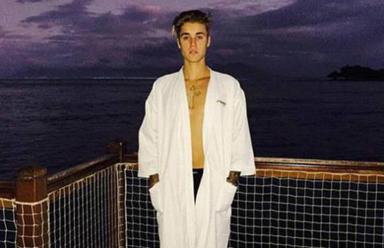 „Виж!“: Джъстин Бийбър само по татуировки