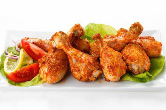 Печени пилешки бутчета с бира, червен пипер и сусам