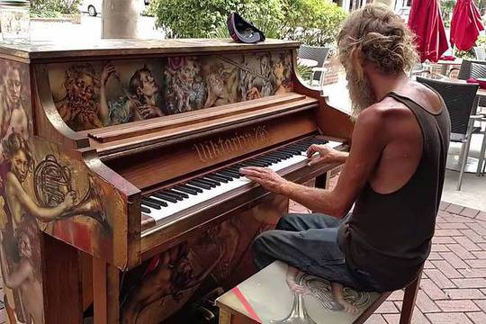Как музиката променя живота на един бездомник