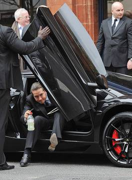 33-годишен милиардер си позволява кортеж из Лондон