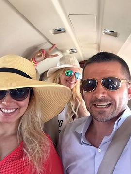 Плейбой – моделът Цветелина Чакърова на самолет за Сен Тропе