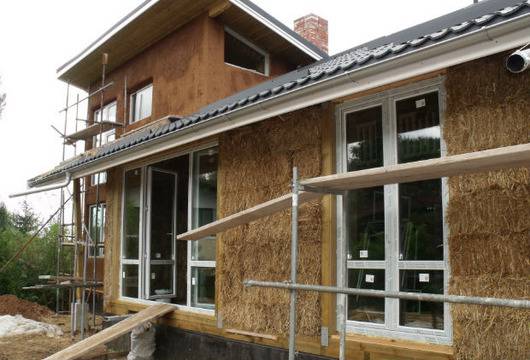 Семейство си направи къща от 450 бали слама