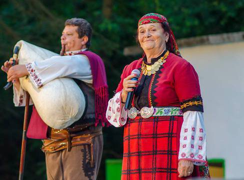 Валя Балканска, 400 каба гайди и кукери откриват Роженския събор