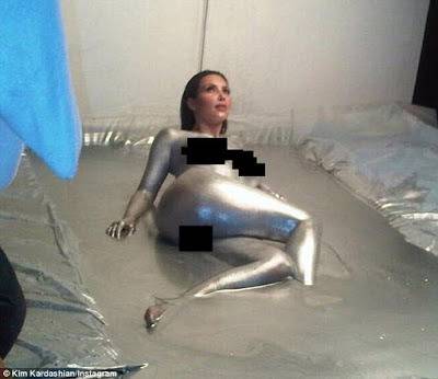 Вестници и списания: Ким Кардашиян зарадва феновете си, като сподели гола снимка покрита с сребърна боя