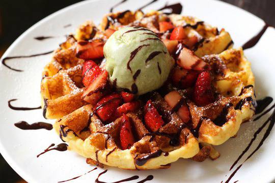 Гофрети с ягоди и сладолед