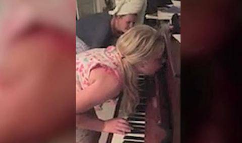 Дете свири на пиано, докато… спи (видео)