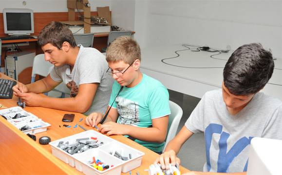 Школа по роботика за деца в БСУ