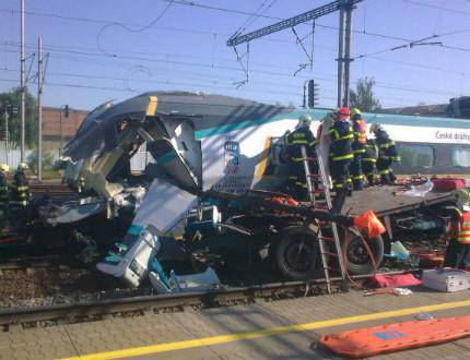 Двама загинали и 13 ранени при влакова катастрофа в Чехия