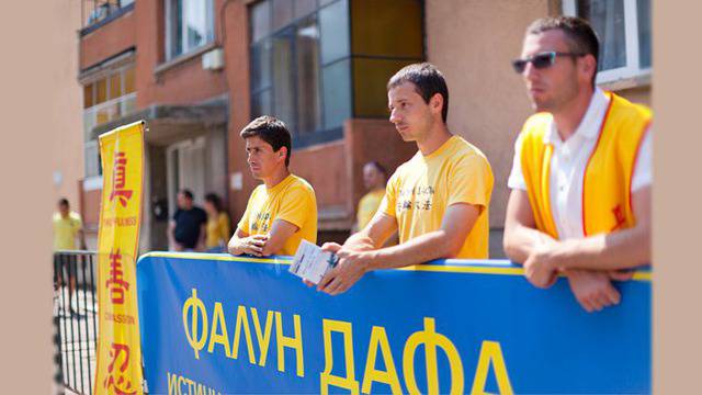 Практикуващи Фалун Дафа на мирен протест пред посолството на Китай в София