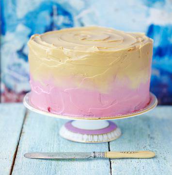 Малиново-карамелена омбре торта