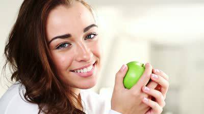 Кисело мляко, ябълка и хляб от фирма Елиаз за здраве и бодрост