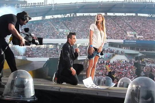 Роби Уилямс ощастливява фенка и в Бургас