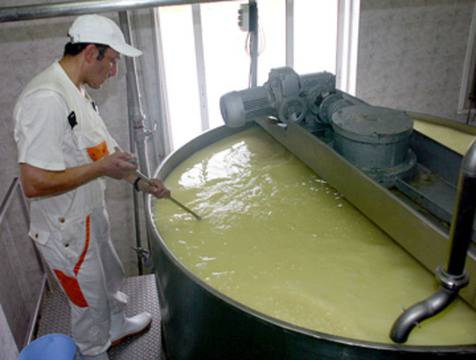 Накисват мандра в Бял извор, че замърсява реката?