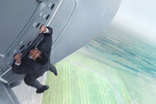 Том Круз в най-новите си каскади