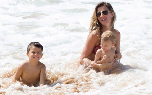 10-те най-сексапилни звездни майки