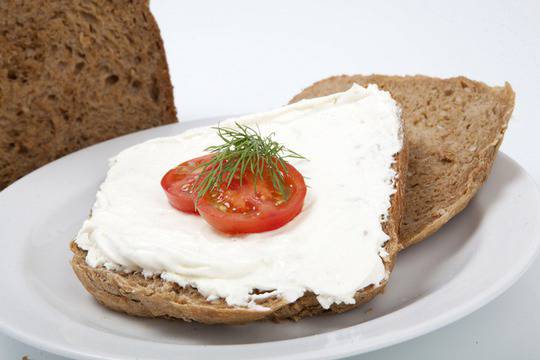 Сандвич с фета сирене, домат и копър