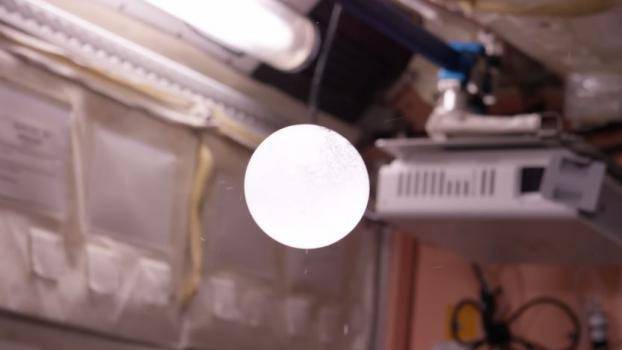 Какво ще стане, ако смесите Алка Зелцер с вода в Космоса?