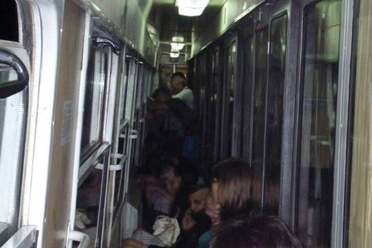 Препълнени влакове и кошмарно пътуване с БДЖ