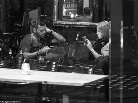 Улични фотографии улавят смъртта в общуването между хората