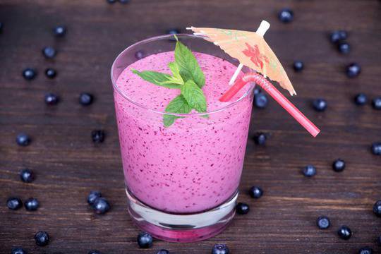 Смути с боровинки, мед и кисело мляко