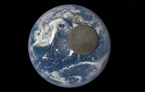 НАСА показа обратната страна на Луната на фона на Земята (видео)