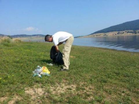 Швейцарски професор чисти боклуците край язовир "Батак"
