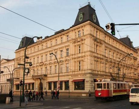 Всички писатели пият кафето си в „Славия“