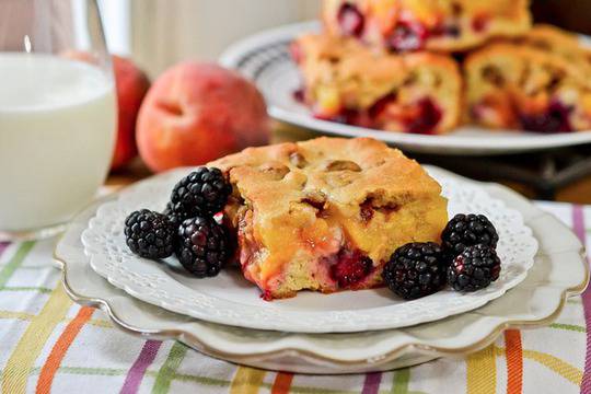 Сладкиш с къпини и праскови