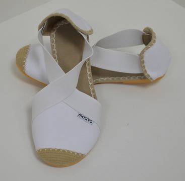 Бели платнени обувки