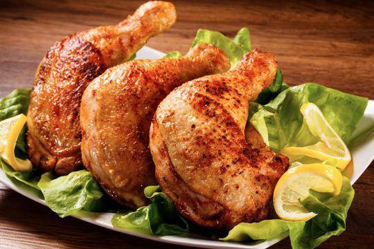 Печени пилешки бутчета с червен пипер, масло и лимон