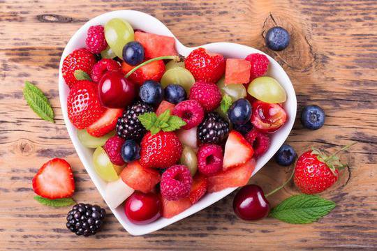 Плодова салата с грозде, диня и череши