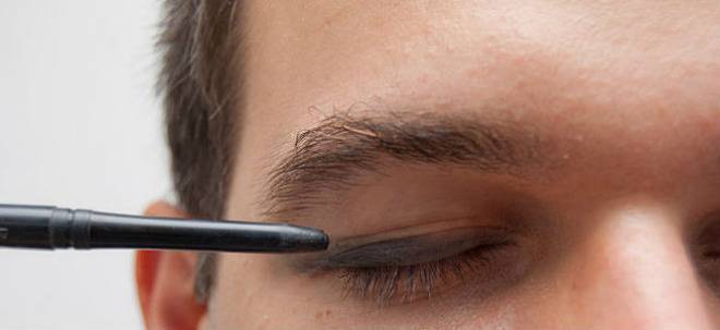 Мъже в борба с очната линия (видео)