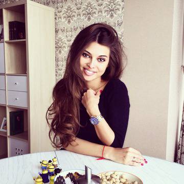 Сестрата на Есмер Омерова в пъти по-красива от нея – ВИЖТЕ САМИ