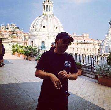 Ерос Рамацоти снима гледки от Рим за турнето си