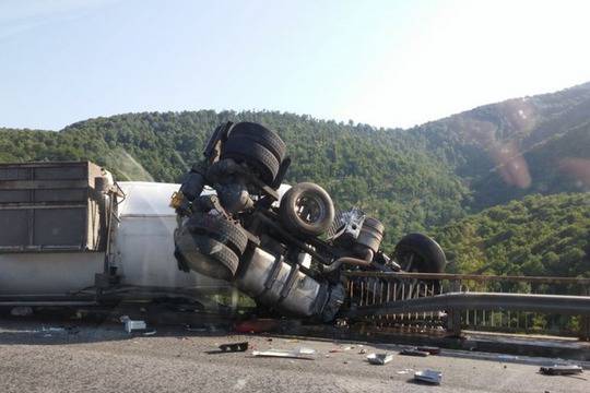 Цистерна с гориво виси от мост на магистрала „Хемус“