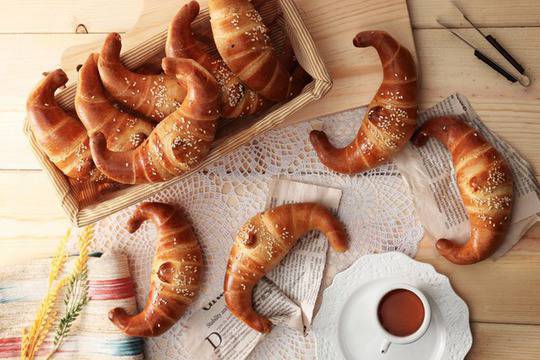 Бутер кроасани със сирене, масло и сусам