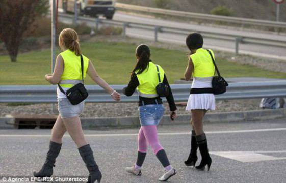 Проститутките в Италия ще носят светлоотразителни жилетки