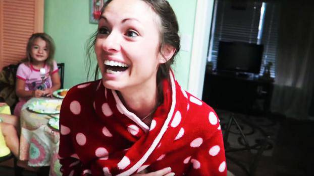 Мъж разкрива на съпругата си, че е бременна, преди самата тя да го е разбрала