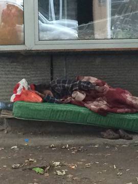 Бездомник умира на улицата – отказват му помощ, нямал осигуровка (обновена)