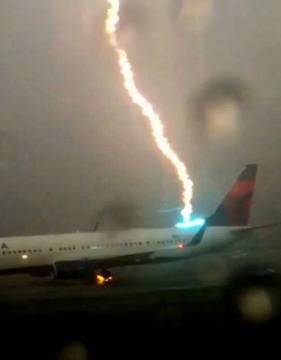 Мълния удари самолет в Атланта