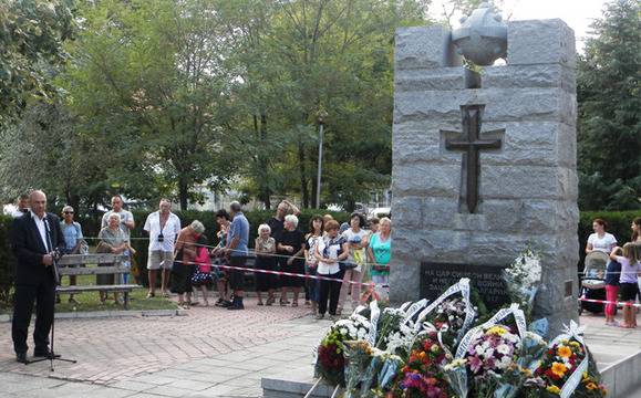 Цветя обсипаха паметника на цар Симеон Велики в Ахелой