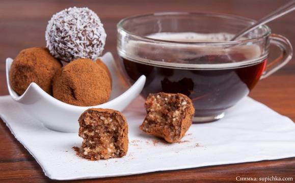 Вегански бонбони и вкусотии на слънчева фурна на Фермерския пазар в неделя