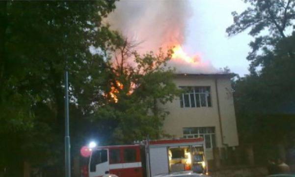 Пламна покривът на помощно училище в Пловдив