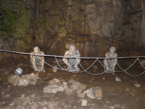КАМЕННИ СТАТУИ НА ХОРА ОТ ПРАИСТОРИЧЕСКИ ВРЕМЕНА ПОСРЕЩАТ ПОСЕТИТЕЛИТЕ НА ПЕЩЕРАТА „БАЧО КИРО“ RAZLICHNITENOVINIVSNIMKI…
