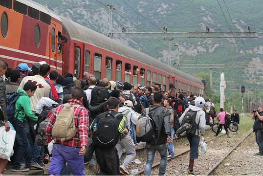 Десетки хиляди имигранти в Македония чакат да влязат в Западна Европа